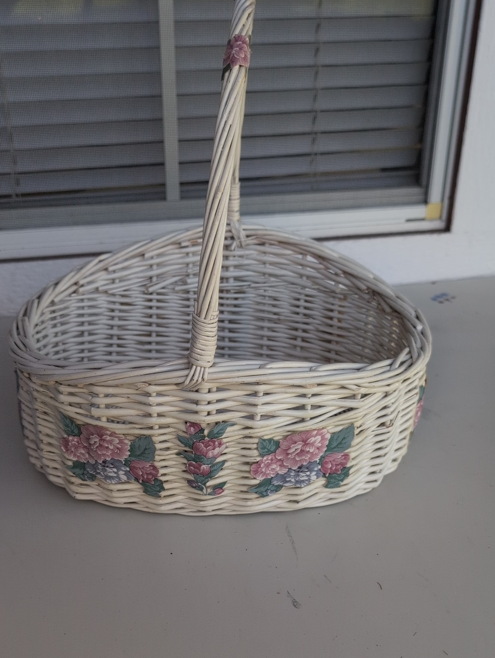 Vtg.White Wicker Floral Accent Basket with Handle(226)